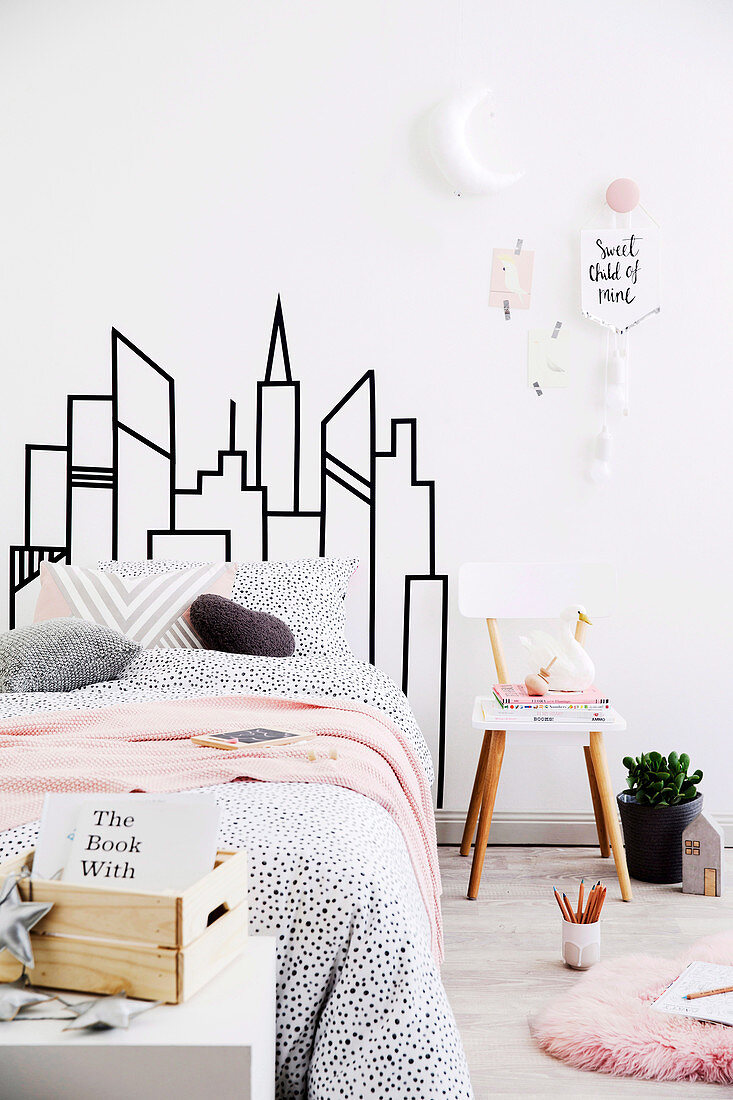 DIY-Skyline als Betthaupt im Schlafzimmer mit rosa Akzenten