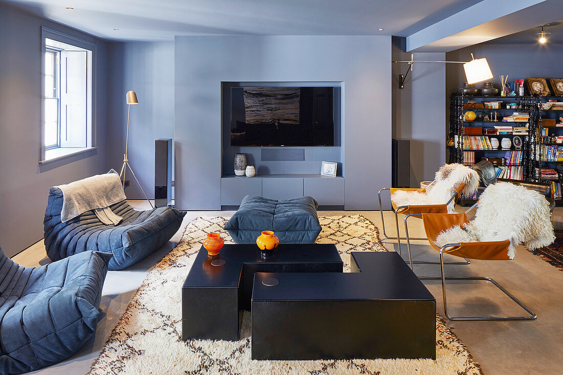 Modernes Wohnzimmer mit grauen Wänden und Designermöbeln