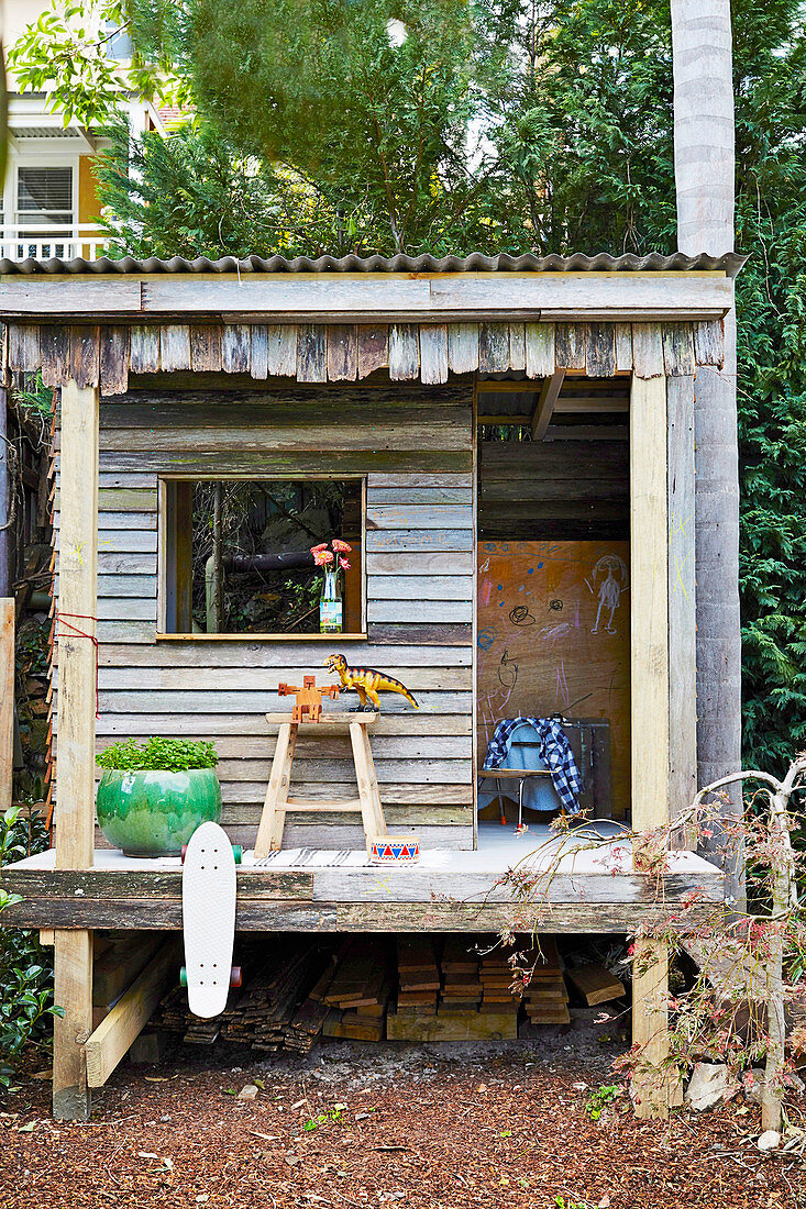 Spielhaus aus recyceltem Holz im Garten