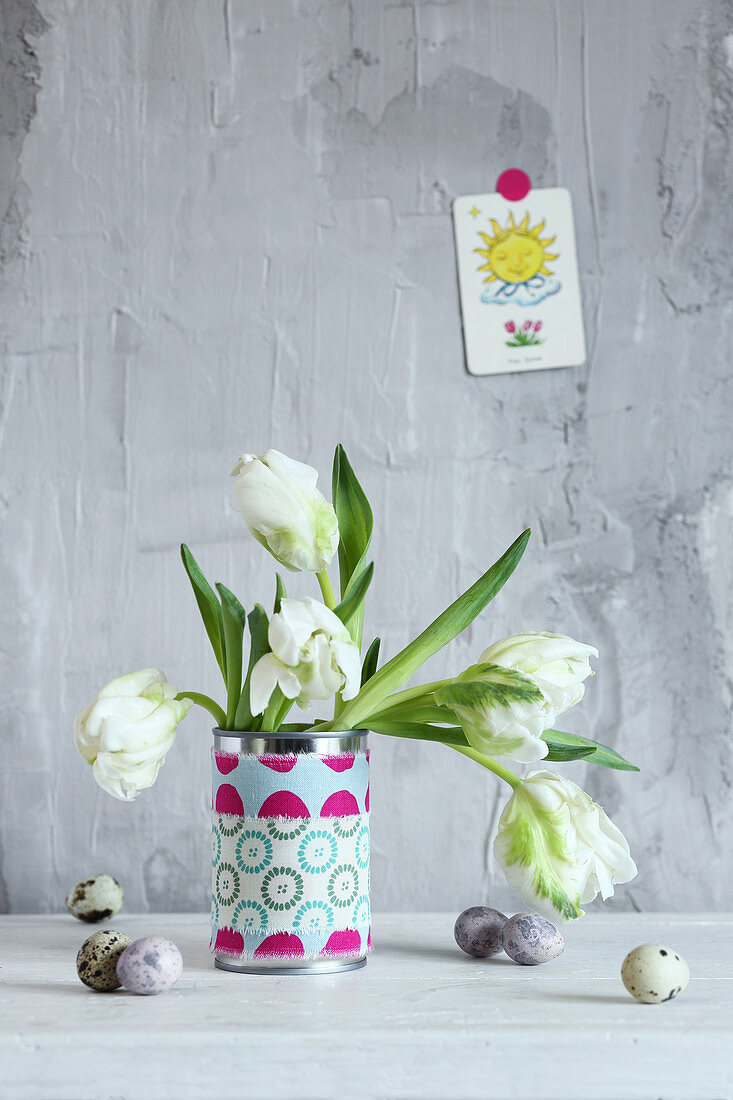 weiße Tulpen in einer mit Stoff beklebten Konservendose