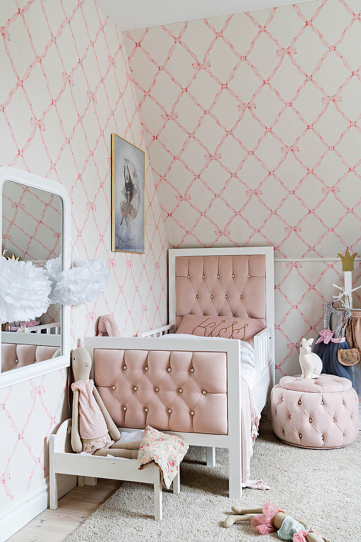 Bett, Pouf und Puppenbett im Mädchenzimmer in hellen Pastelltönen
