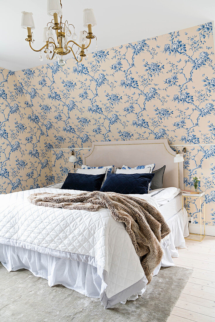 Doppelbett mit Betthaupt in romantischem Schlafzimmer mit floraler Tapete