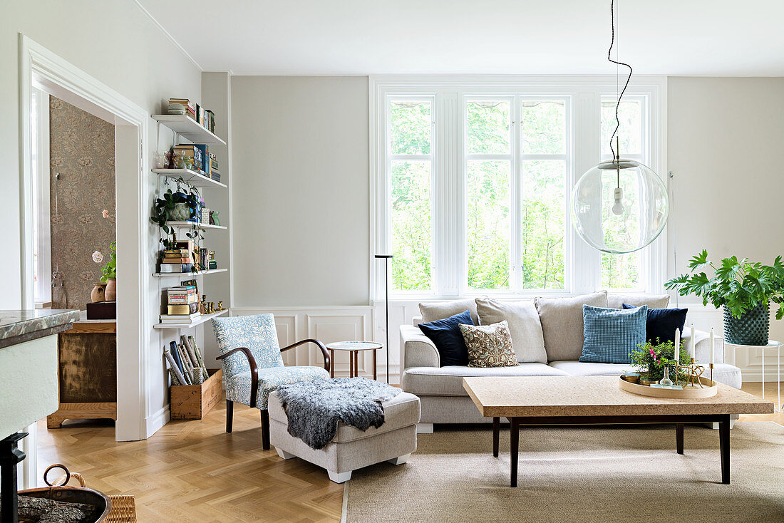 Möbelmix im hellen Wohnzimmer im Skandinavischen Stil