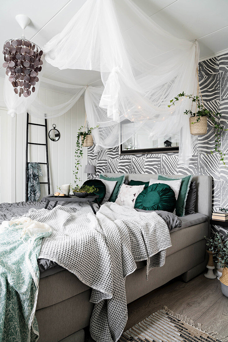 Cosy bedroom in Urban Jungle style in shades of grey and green