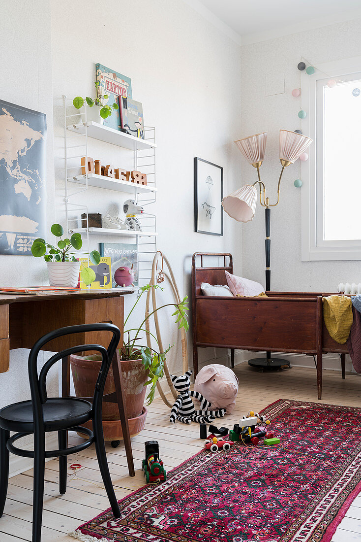 Kinderzimmer im Vintagestil mit Designklassikern