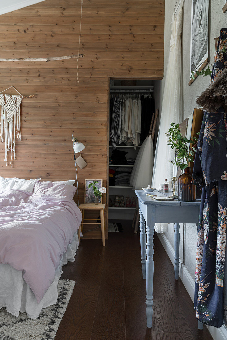 Schlafzimmer im Boho-Stil mit begehbaren Kleiderschrank