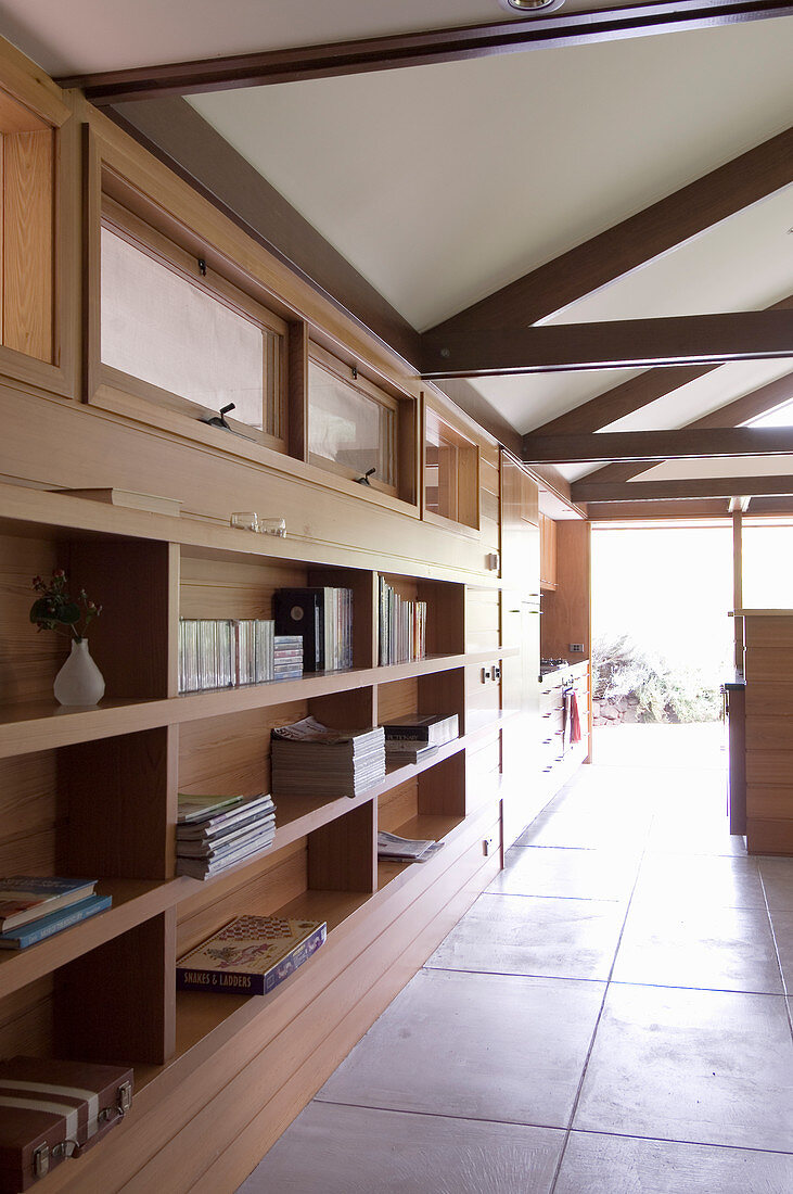 Fitted bookshelves and cabinets