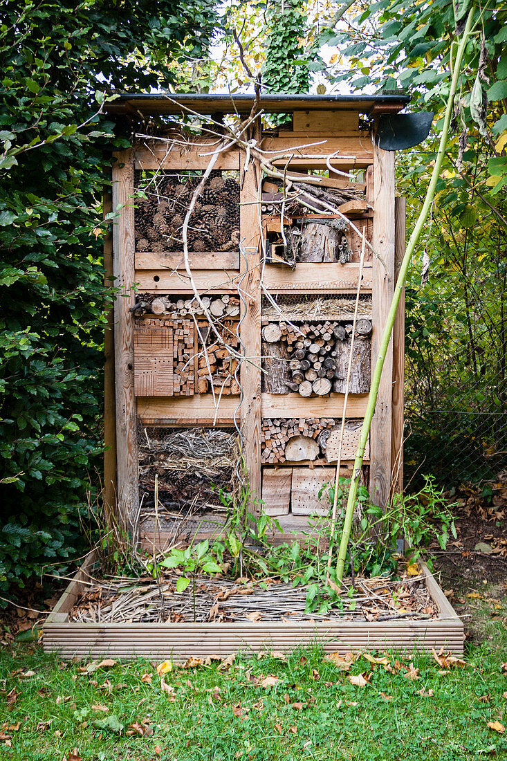 Selbstgebautes Insektenhotel im Garten