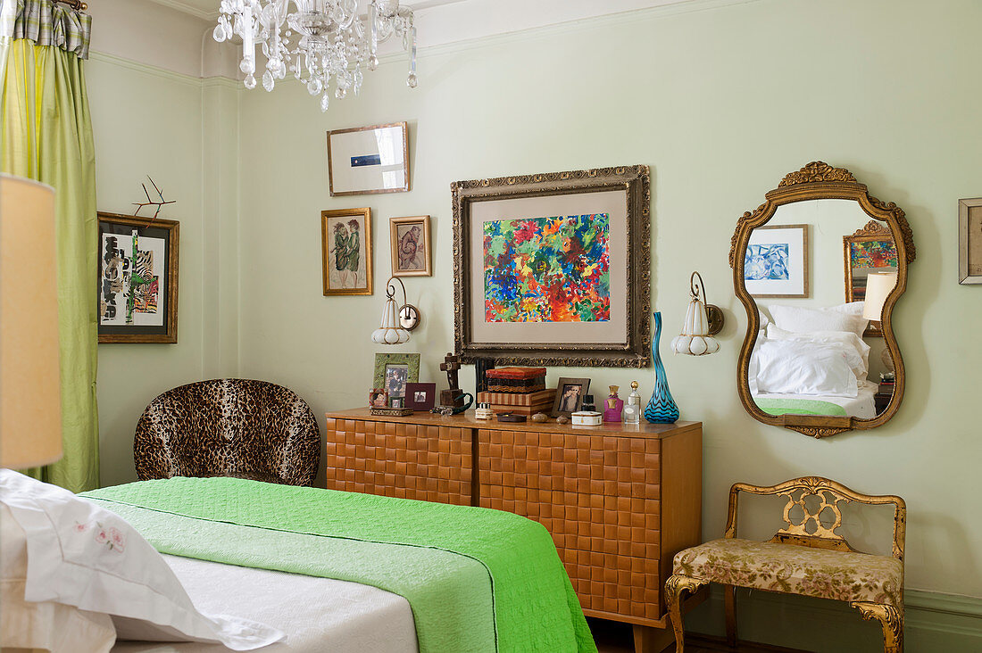 Kunstvoll geschnitztes Sideboard und Sessel mit Leopardenmuster im Schlafzimmer