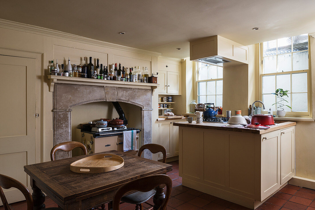English, country-house kitchen in cream in listed townhouse