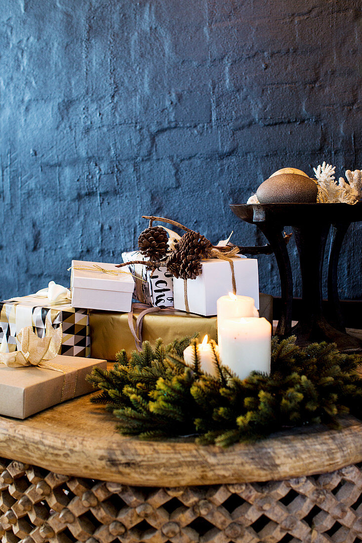Weihnachtliche Dekoration mit Kerzen und Geschenkpäckchen