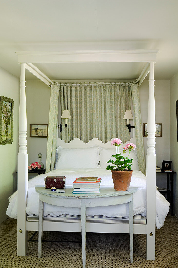 Antikes Himmelbett in kleinem Schlafzimmer einer historischen Villa