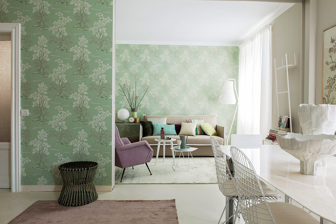 Eleganter Wohnraum mit klassischer Tapete in Mintgrün