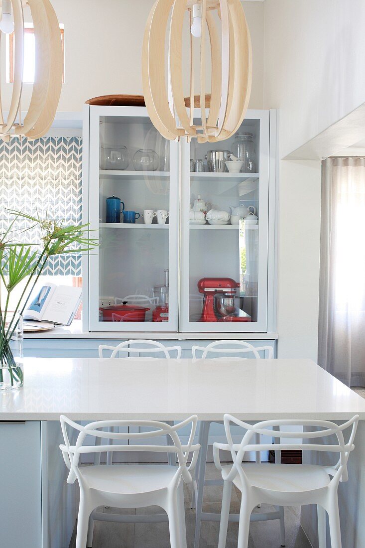 Esstisch und moderne Stühle in der Küche in Hellblau und Weiß