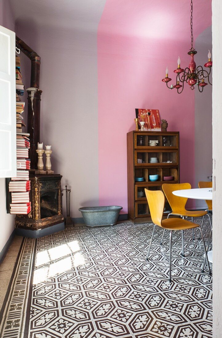 Esszimmer mit gemustertem Boden und zweifarbigen Wänden und Decke