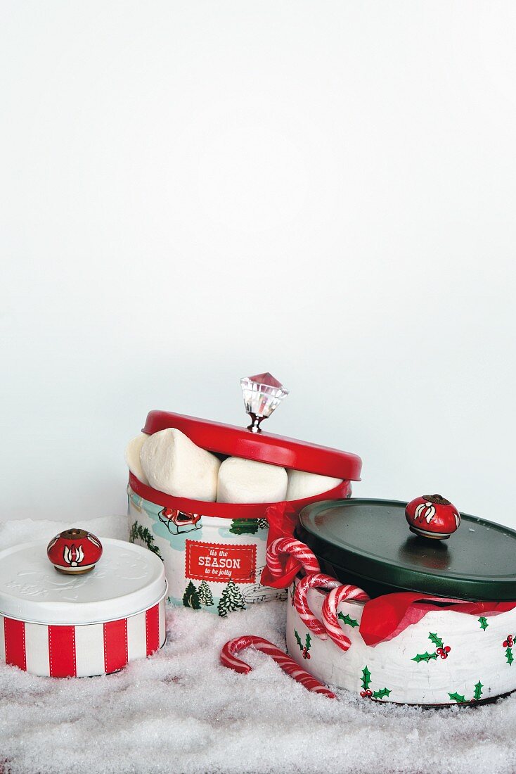 Alte Keksdosen mit neuem weihnachtlichem Design