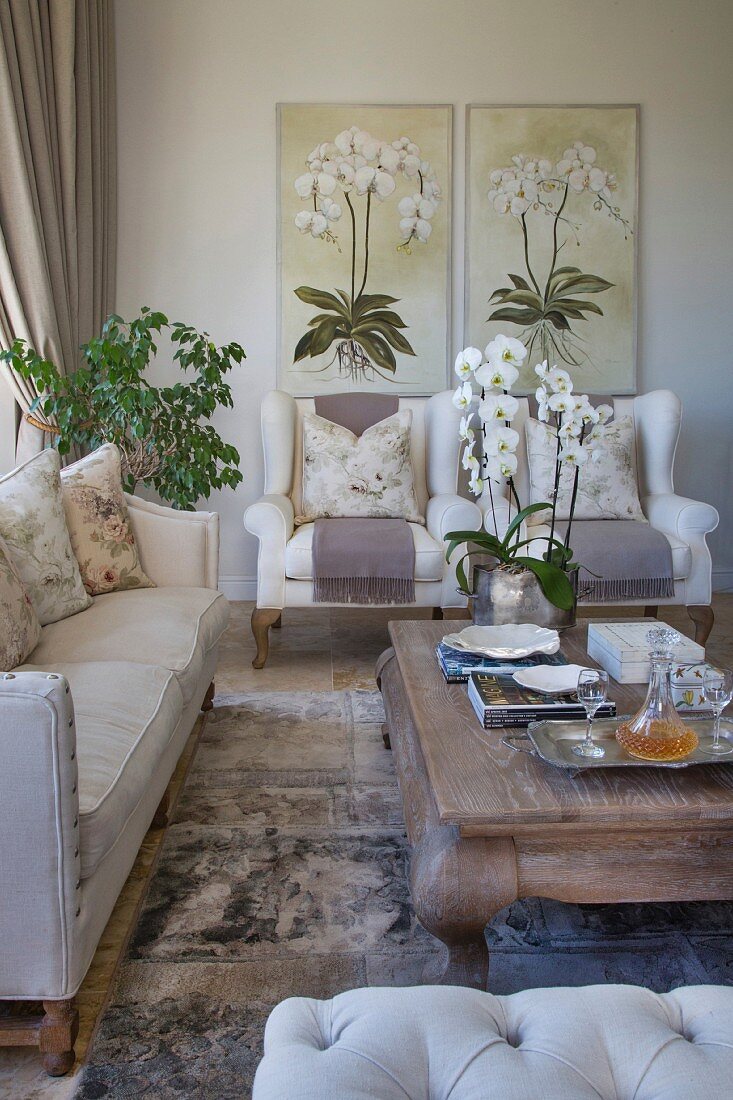 Elegantes Wohnzimmer mit klassischen Möbeln in Naturtönen