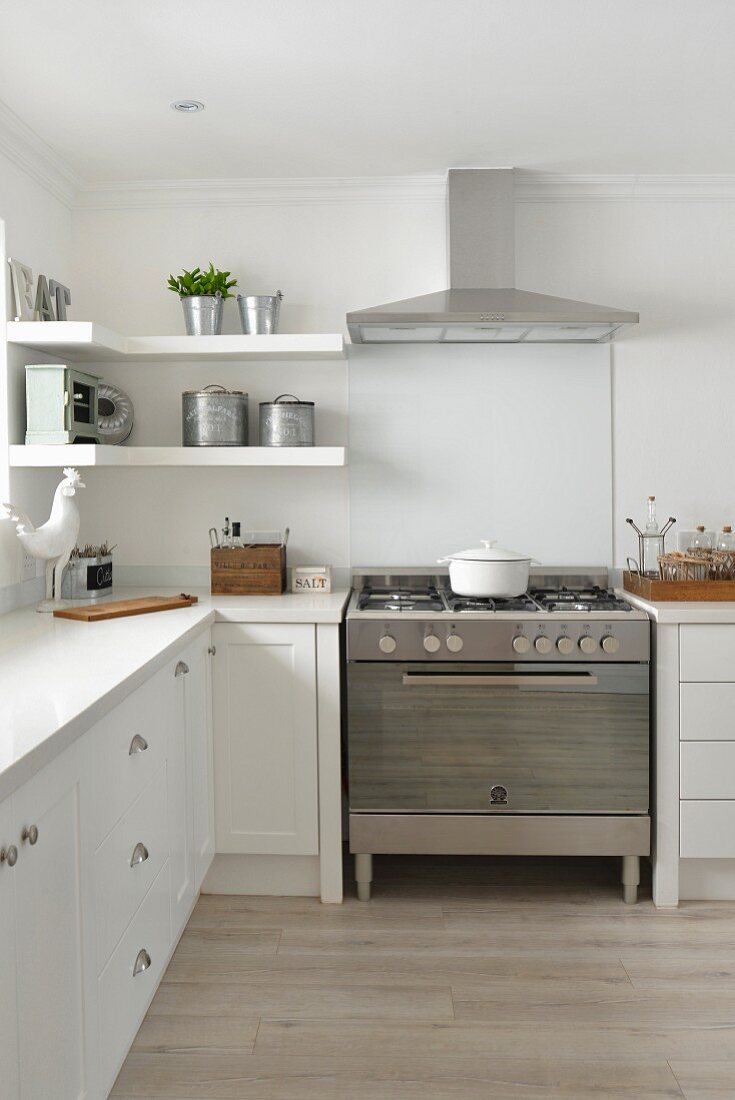 White, country-house-style kitchen with free-standing gas cooker
