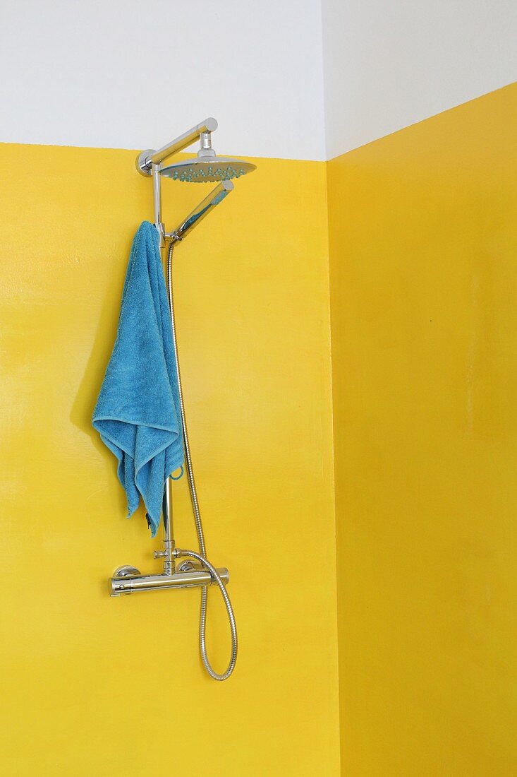 Zweifarbig gestrichene Wand in der Dusche