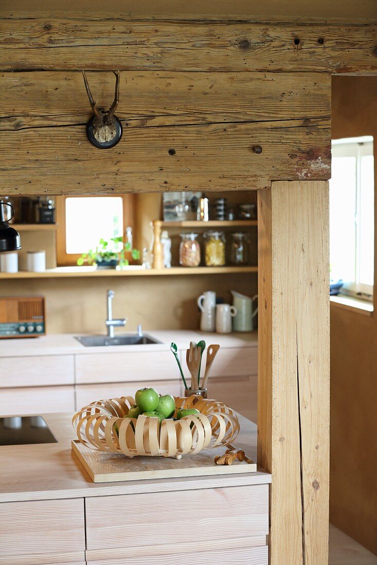 Obstschale aus Furnierholz in einer rustikalen Landhausküche