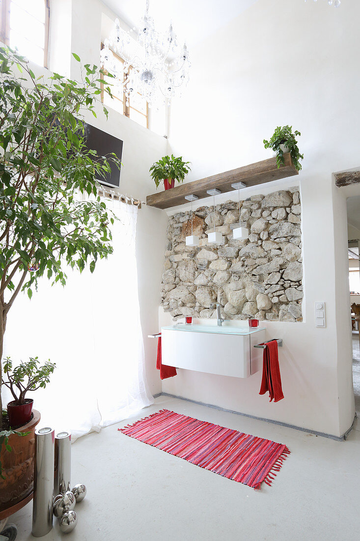 Renoviertes Bad mit Blick aufs rustikalem Mauerwerk