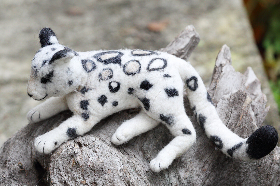 Weißer DIY-Leopard aus Schaufwolle