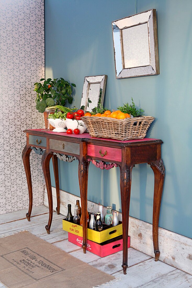 Aufgepeppter antiker Wandtisch mit Schubladen, dekoriert mit Gemüse und Obstkorb