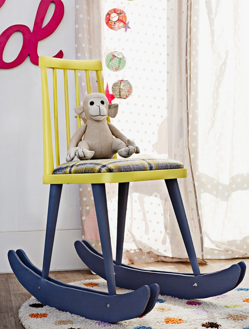Aufgepeppter Holzstuhl als Schaukelstuhl im Kinderzimmer