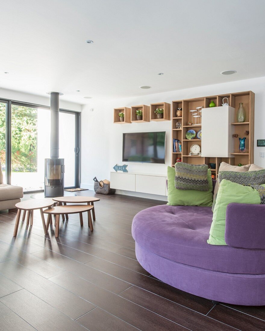 Modernes Wohnzimmer mit rundem Sofa