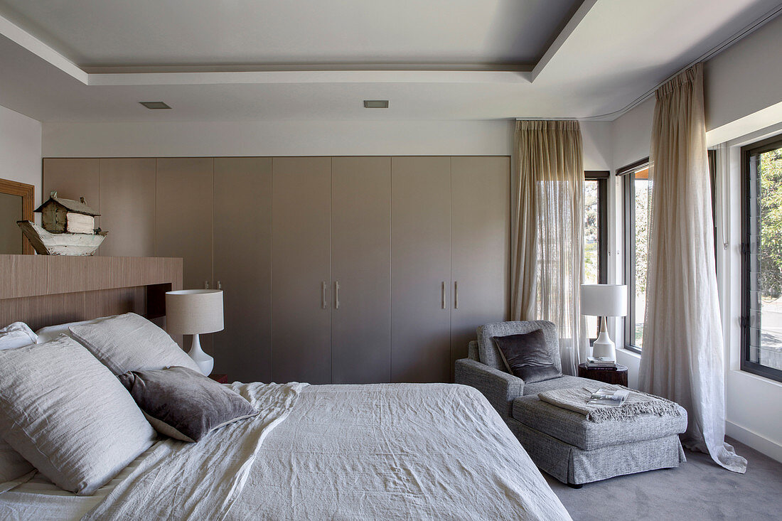 Bedrooms in shades of gray with fitted wardrobes and chaise longues