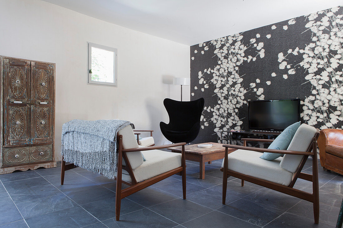 Skandinavische Designklassiker im Wohnzimmer mit tapezierter Wand