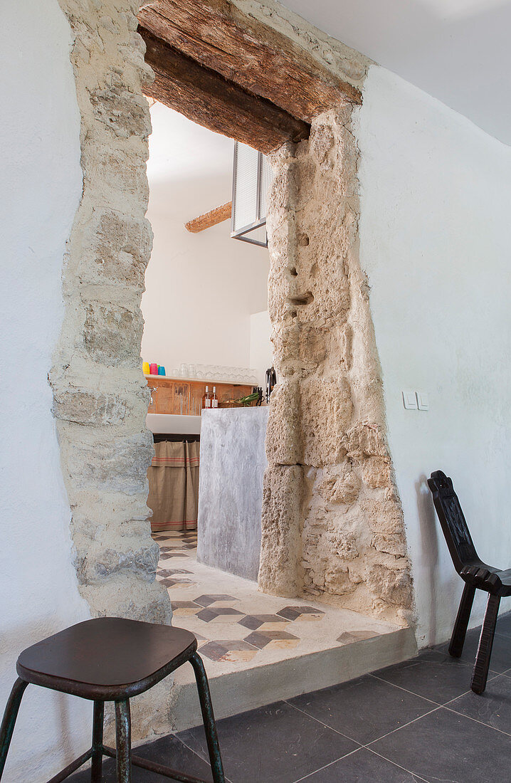 Durchgang im alten Sichtmauerwerk zur Küche