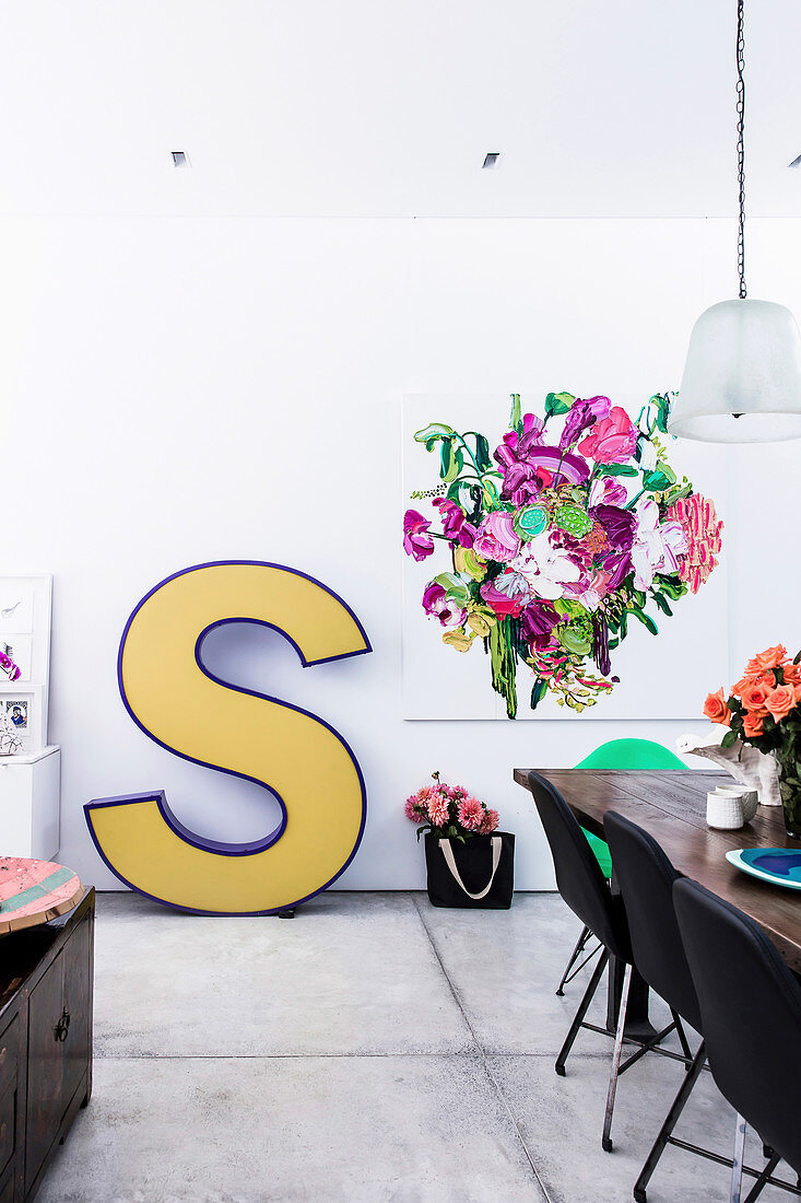 Large format letter and flower picture on the wall in the dining area