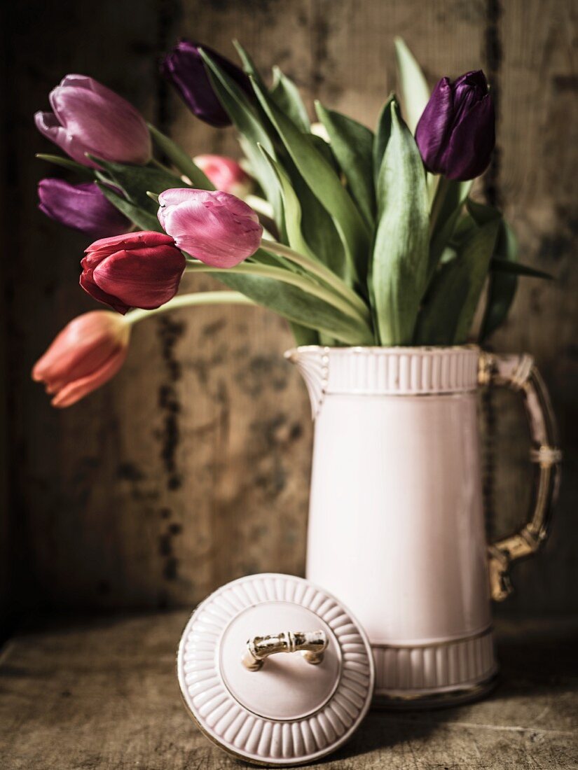 Tulpen in einer Vintage-Kanne