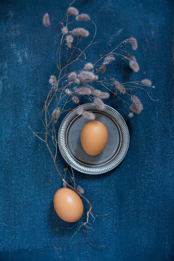 Eier, Zinnteller und Trockenzweig