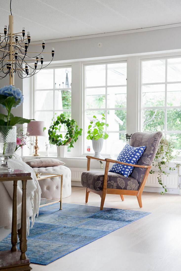 Wohnzimmer im Skandinavischen Stil mit Fensterfront zum Garten