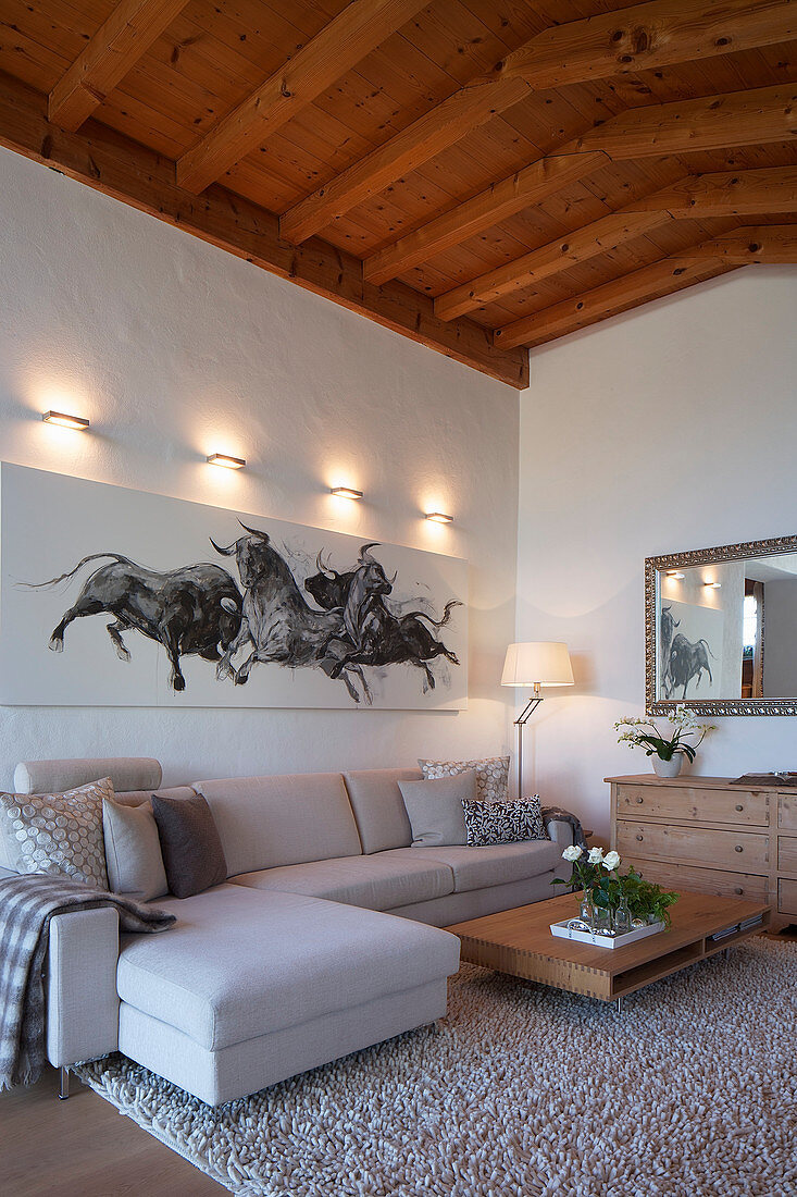 Großes Stierbild über dem Sofa im Wohnzimmer mit Balkendecke
