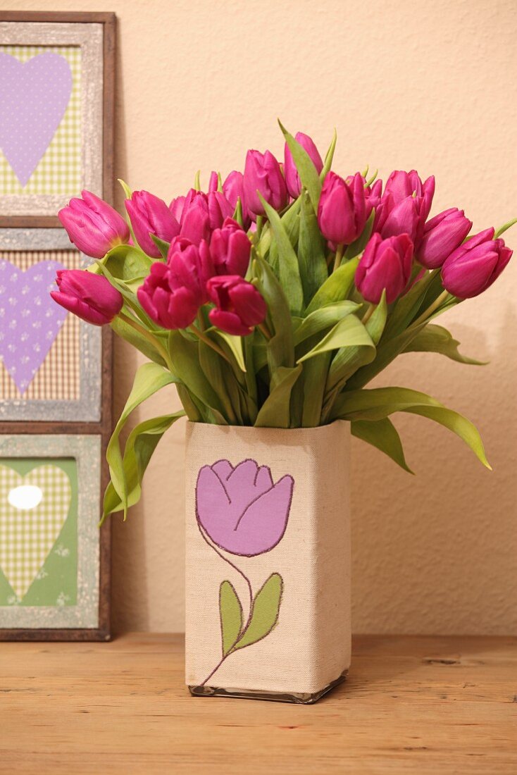 Tulpenstrauss in Blumenvase mit DIY-Husse