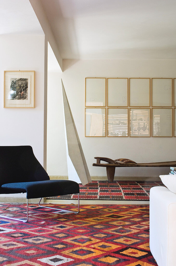 Designerstuhl auf gemustertem Teppich im Architektenhaus