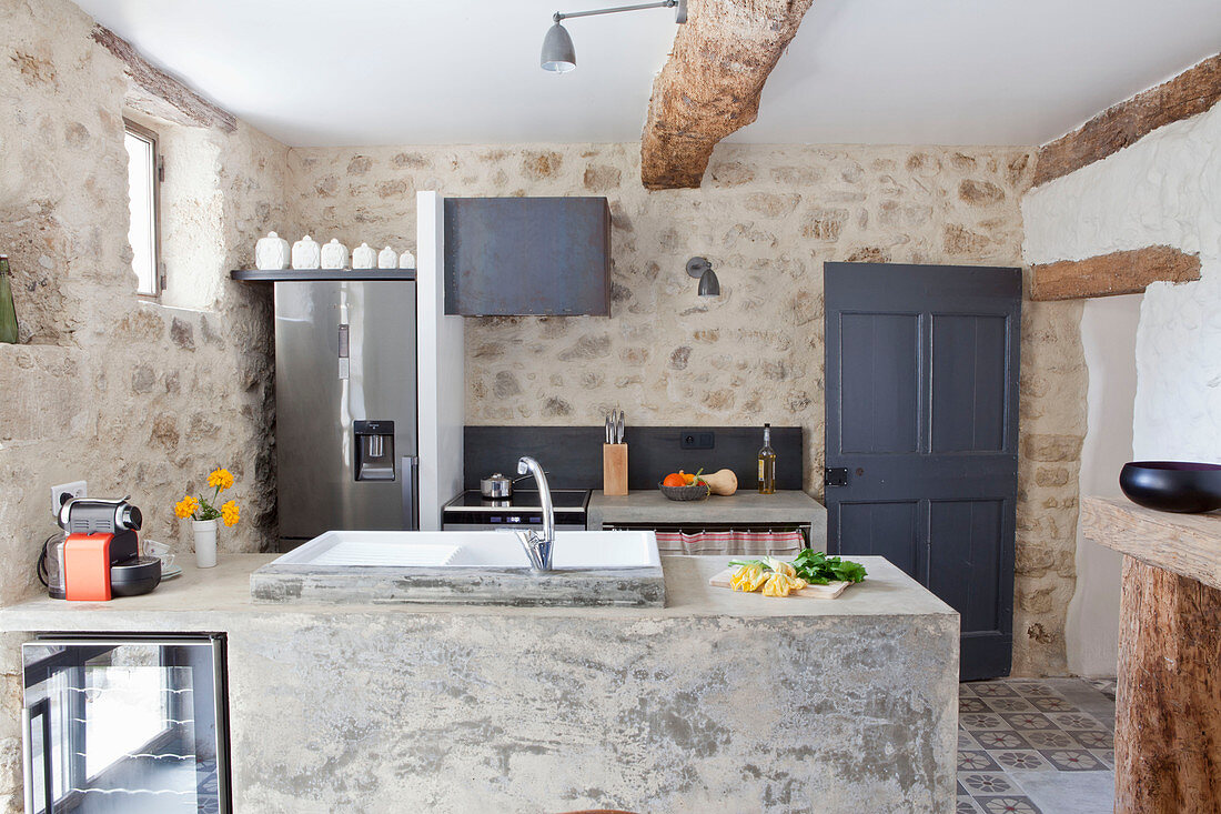 Rustikale Küche mit Sichtmauerwerk, Balken und gemauerter Küchenzeile