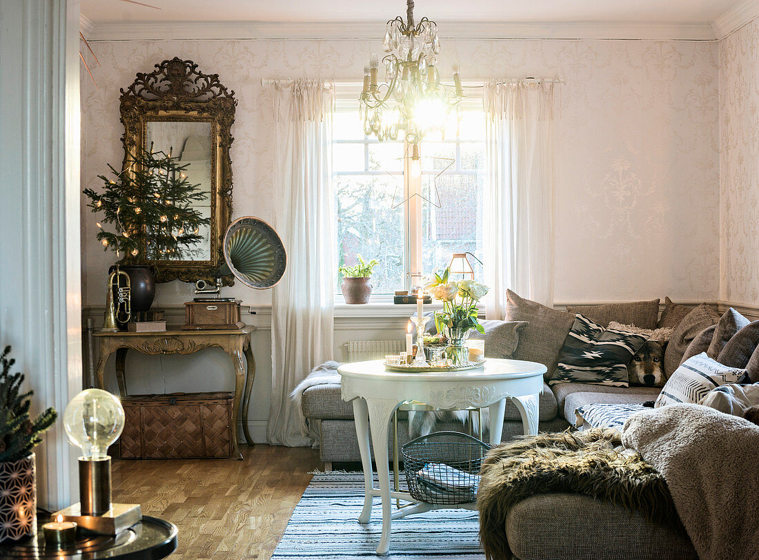Weihnachtlich dekoriertes Wohnzimmer in Braun und Weiß