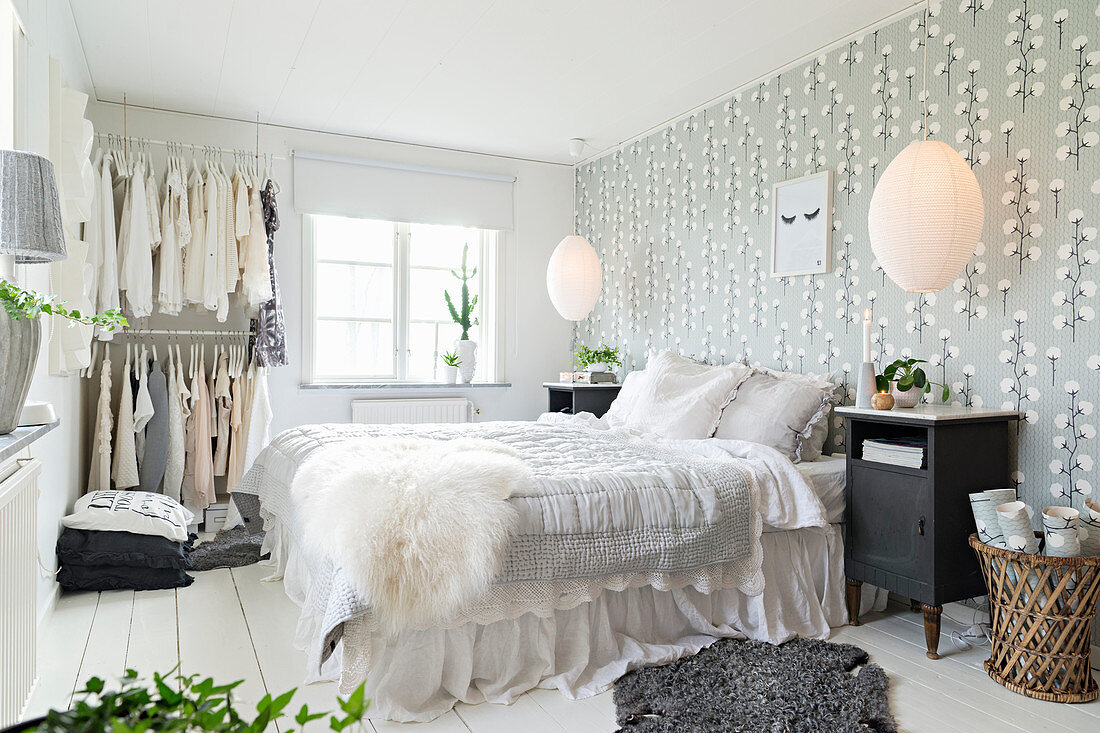 Romantisches Schlafzimmer in Weiß und Grau