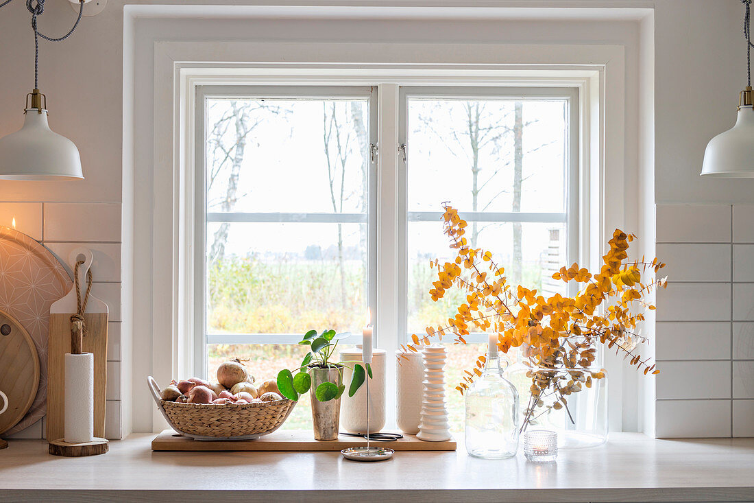 Herbstlich dekoriertes Küchenfenster