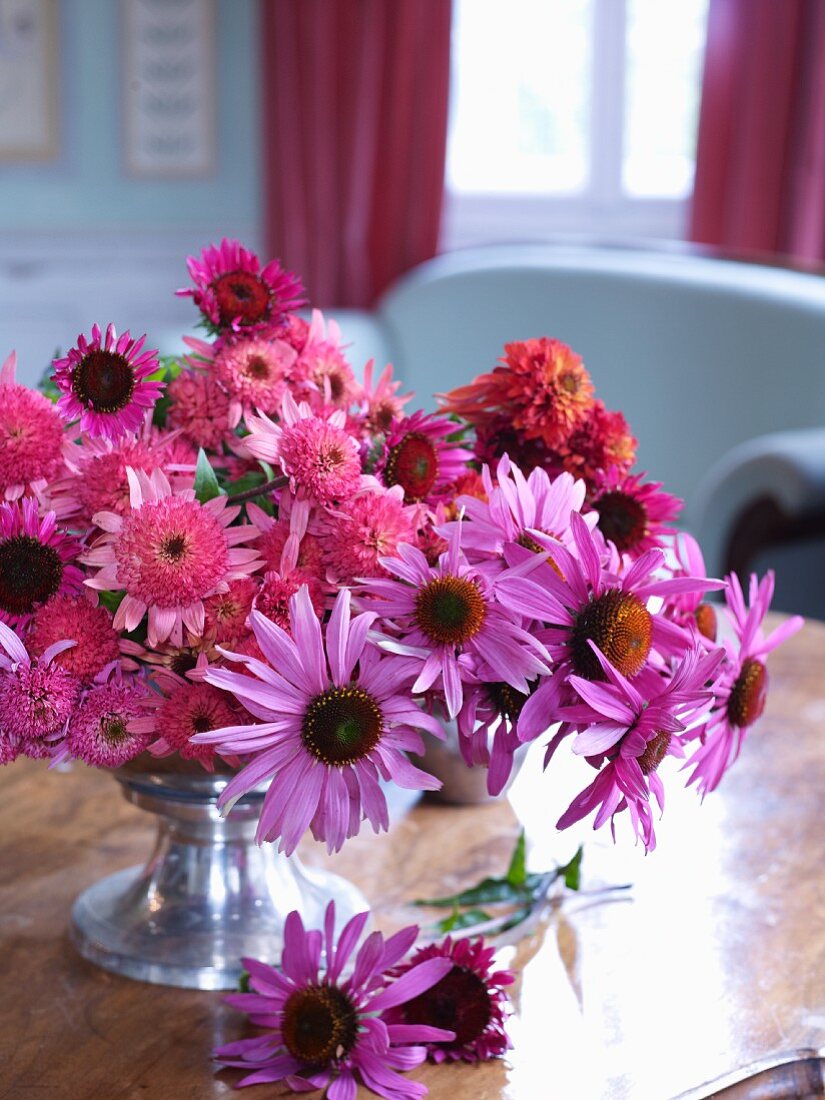 Strauß mit verschiedenen pinkfarbenen Blumen