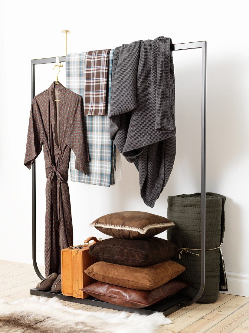 Maskuliner Kleiderständer mit Kimono, Decken, Lederkissen und Koffer