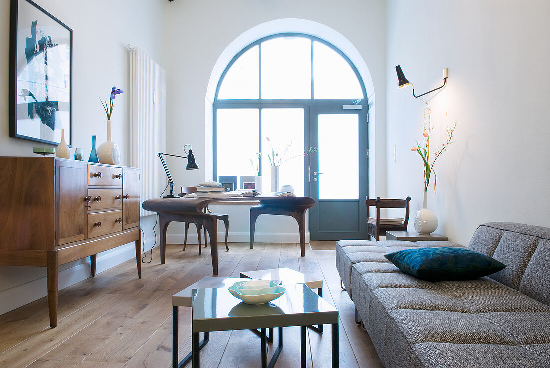Wohnzimmer mit Bogenfenster und skandinavischen Designermöbeln