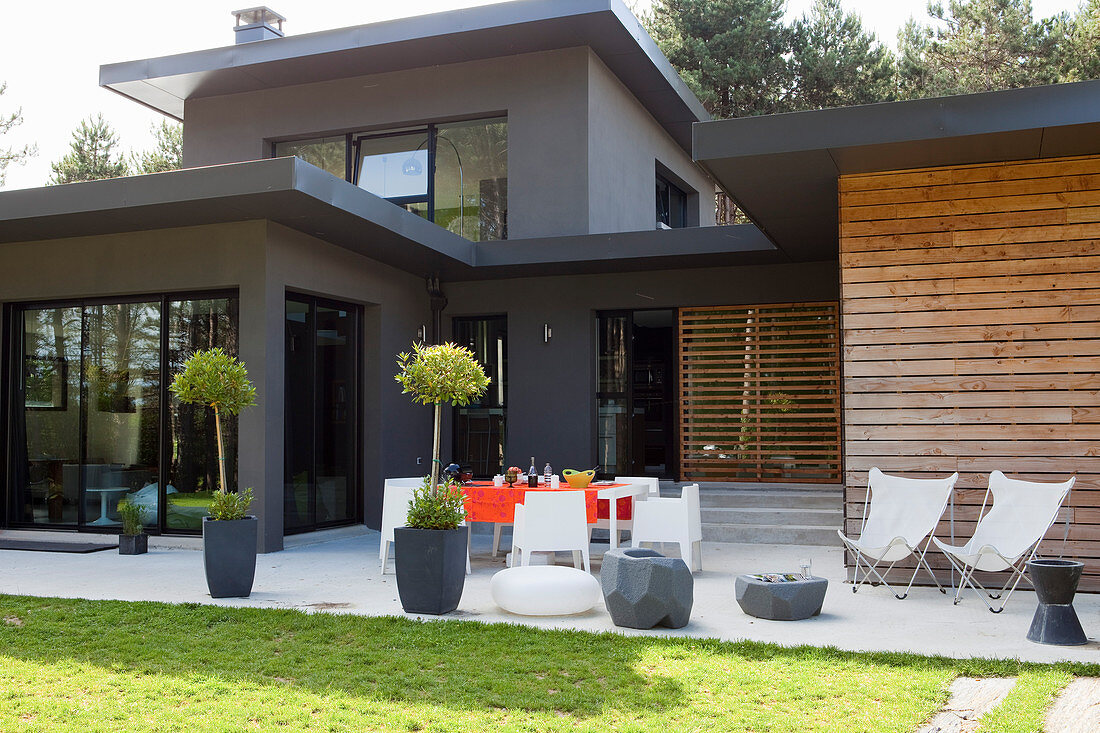 Architect-designed house with terrace a lawn