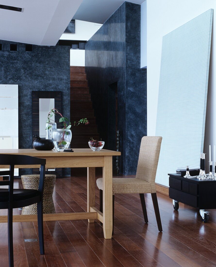 Holztisch mit verschiedenen Stühlen in elegantem Ambiente