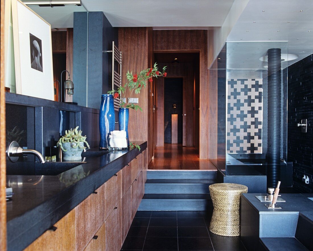 Elegantes Bad mit anthrazitfarbener Waschtischplatte und Holzverkleidung