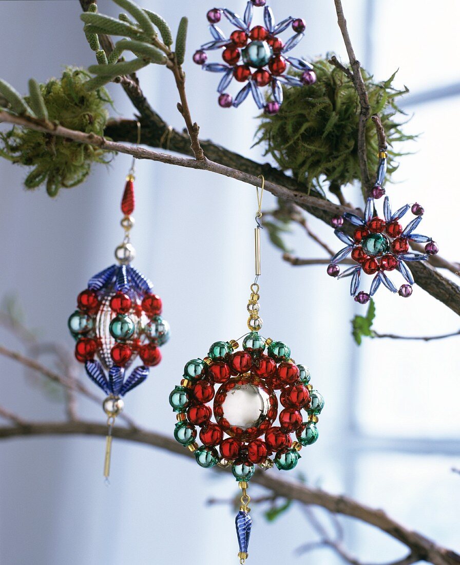 Dekorative Baumanhänger aus Perlen als weihnachtliche Dekoration
